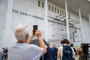 USA: Izina rya Perezida Trump riri gukurwa ku nyubako ya Kennedy Center