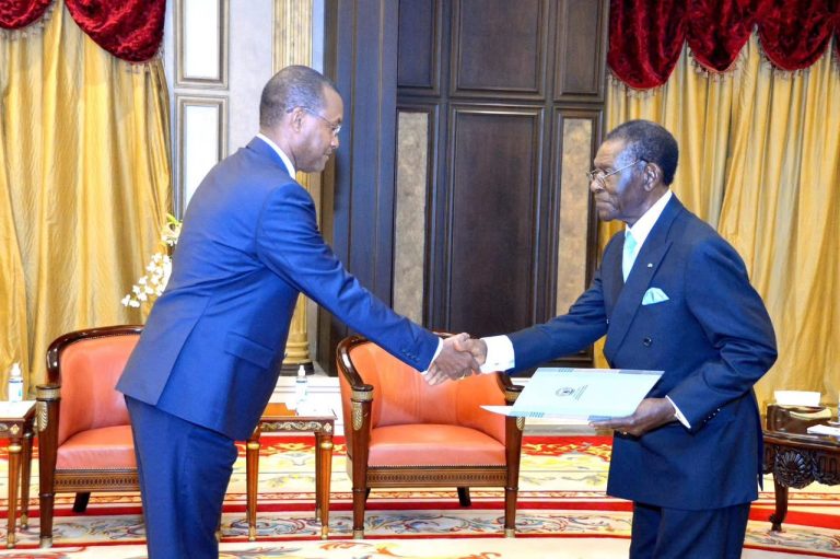 Amb. Busabizwa yashyikirije Perezida wa Guinée Equatoriale impapuro zo guhagararira u Rwanda