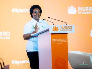 Babyeyi nta politiki n’amategeko byasumba guha uburere umwana – Minisitiri Uwimana