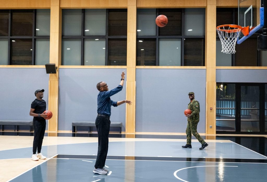 Perezida Kagame na Gen. Muhoozi bakinnye Basketball 