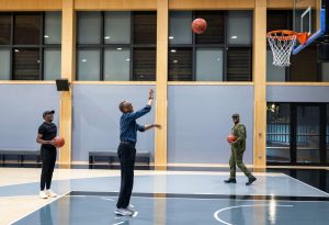 Perezida Kagame na Gen. Muhoozi bakinnye Basketball 