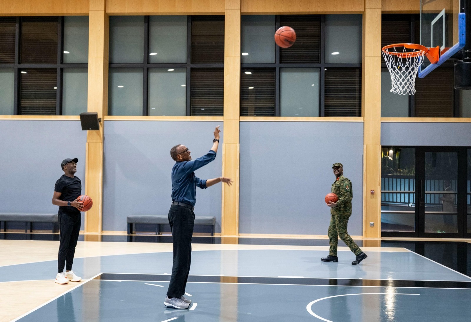 Perezida Kagame na Gen Muhoozi bakinnye Basketball 