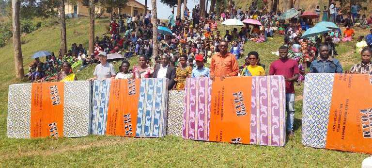Kwibohora32: Bahaye matela 141 imiryango 40 itishoboye zifite agaciro karenga miliyoni 4Frw