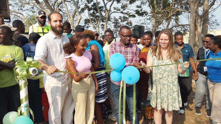 Muhanga: Abahagenda n’abahatuye bashyiriweho ivomo ry’amazi meza yo kunywa ku buntu