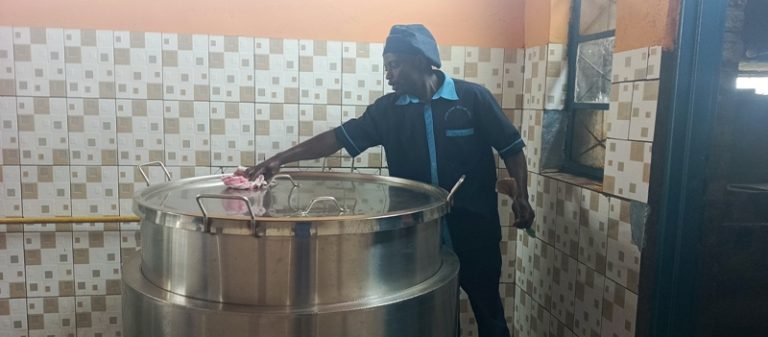 Amajyaruguru: Gutekesha gaze mu mashuri byagabanyije ikoreshwa ry’inkwi