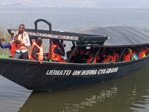 Rusizi: Dr Vincent Biruta yashyikirije abaturage ubwato bwa miliyoni 20 Frw