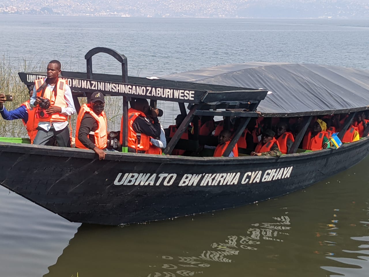 Rusizi: Dr Vincent Biruta yashyikirije abaturage ubwato bwa miliyoni 20 Frw