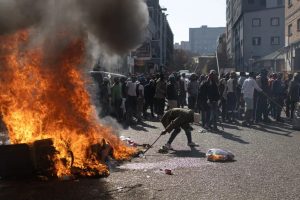 Abarenga 900 batawe muri yombi kubera imyigaragambyo yo muri Afurika y’Epfo
