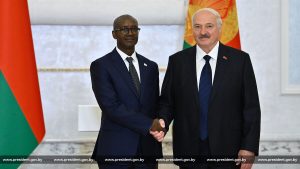 Amb. Nzabamwita yatanze impapuro zo guhagararira u Rwanda muri Belarus