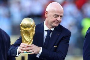 Igitutu cyatumye Infantino ahagarika kwegurira Igikombe cy’Isi abikorera
