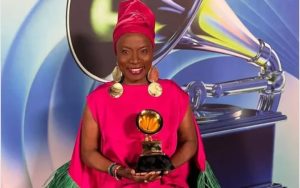Umuhanzi Angélique Kidjo agiye gushyirwa kuri ‘Hollywood Walk of Fame’