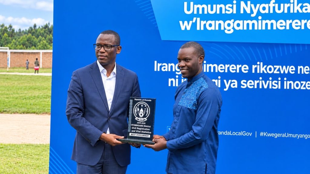 Guhabwa serivisi nziza si impuhwe, ni uburenganzira bw’abaturage – Minisitiri Habimana