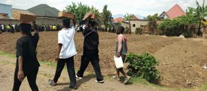 Musanze: Aravuga imyato urubyiruko rwatangiye kumwubakira inzu 