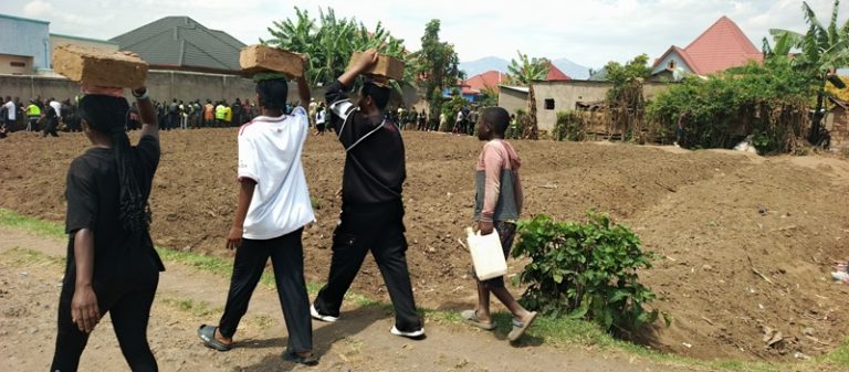 Musanze: Aravuga imyato urubyiruko rwatangiye kumwubakira inzu 