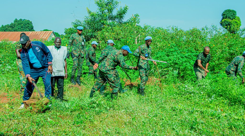Santarafurika: Ingabo z’u Rwanda zafatanyije n’abaturage gusukura ishuri