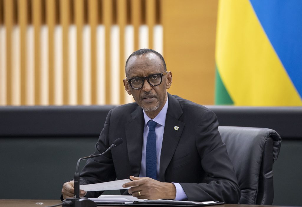 Perezida Kagame yihanganishije abacururiza muri GOICO Plaza yibasiwe n’inkongi