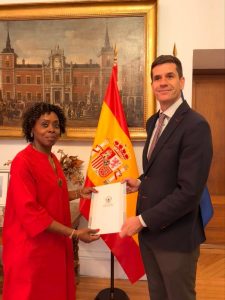 Amb Nkulikiyinka yatanze kopi z’inyandiko zimwemerera guhagararira u Rwanda muri Espagne