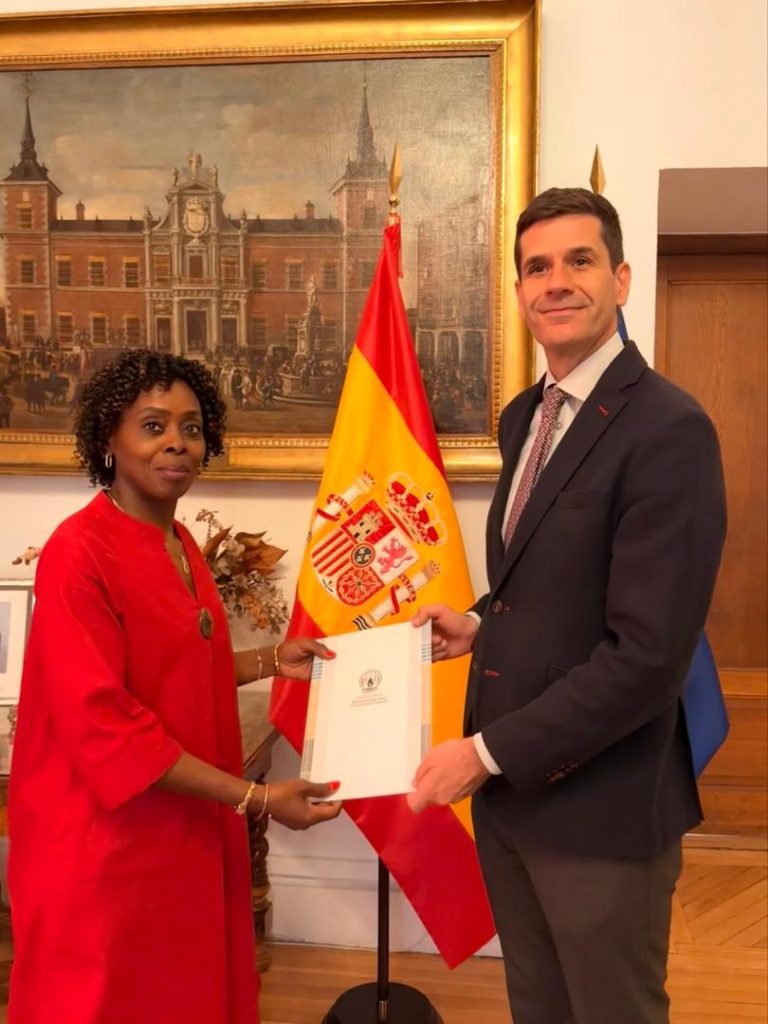 Amb Nkulikiyinka yatanze kopi z’inyandiko zimwemerera guhagararira u Rwanda muri Espagne