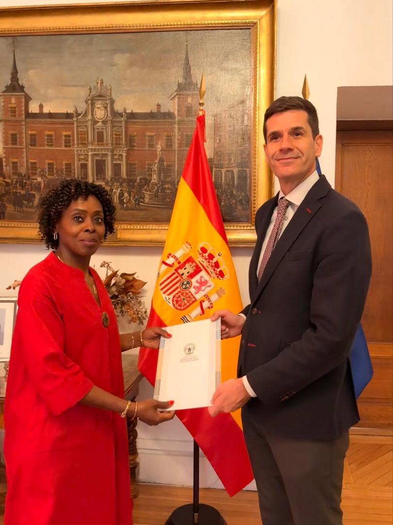 Amb Nkulikiyinka yatanze kopi z’inyandiko zimwemerera guhagararira u Rwanda muri Espagne