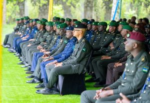 Nyakinama: Abofisiye 76 basoje amahugurwa abongerera ubushobozi bwo kuyobora ingabo&nbsp;