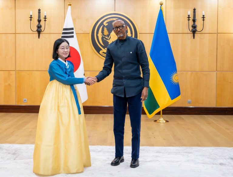 Perezida Kagame yakiriye impapuro za ba Ambasaderi 5 guhagararira ibihugu byabo mu Rwanda