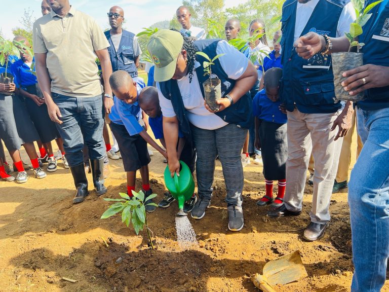 Dr. Uwituze yahaye abana umukoro wo kwita ku biti biterwa aho biga