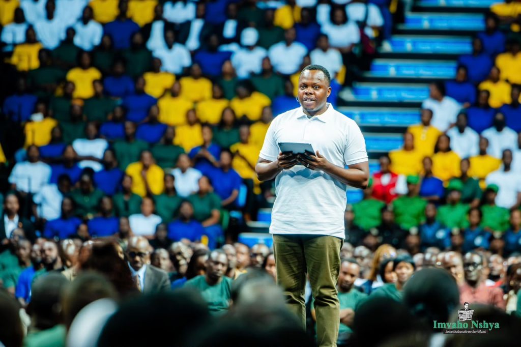 Minisitiri Dr. Utumatwishima yerekanye umuti wavugutiwe ikibazo cy’imyambarire y’urubyiruko idahwitse