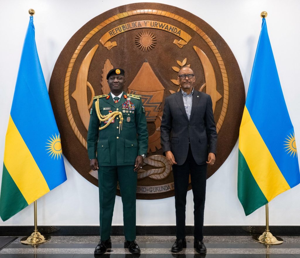 Perezida Kagame n’intumwa ya Nigeria baganiriye ku bufatanye mu bya gisirikare
