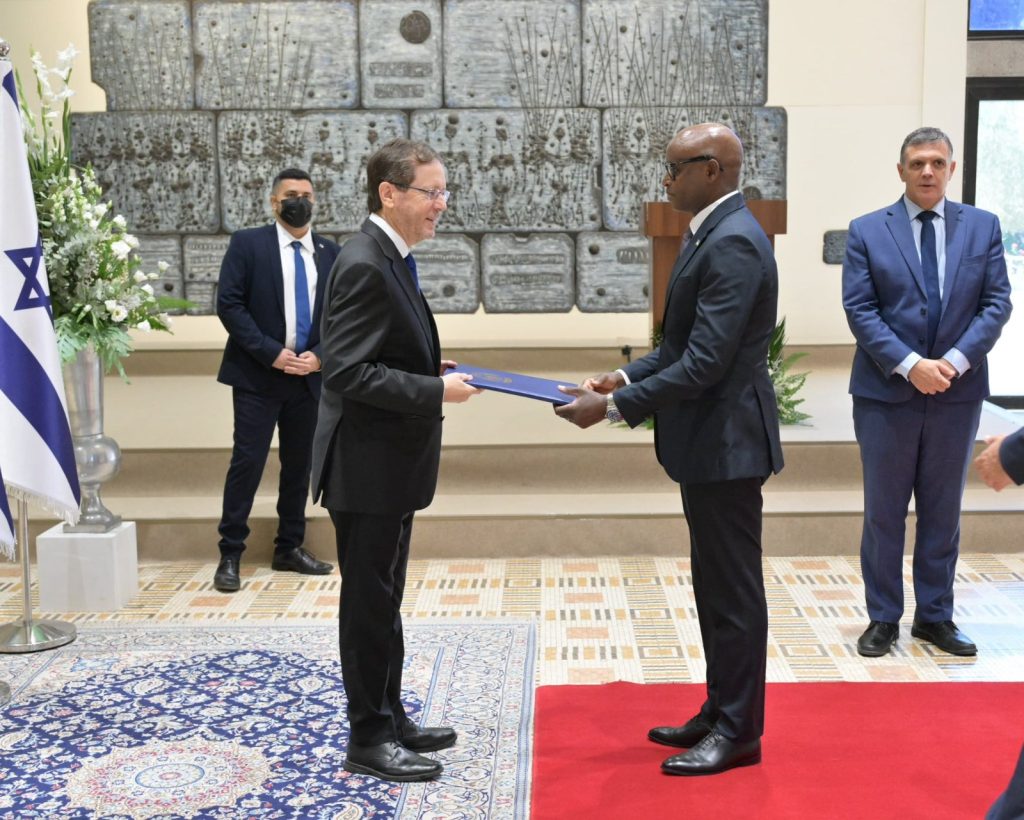 Amb. Maj.Gen.(Rtd) Bayingana yatanze impapuro zimwemerera guhagararira u Rwanda muri Israel&nbsp;