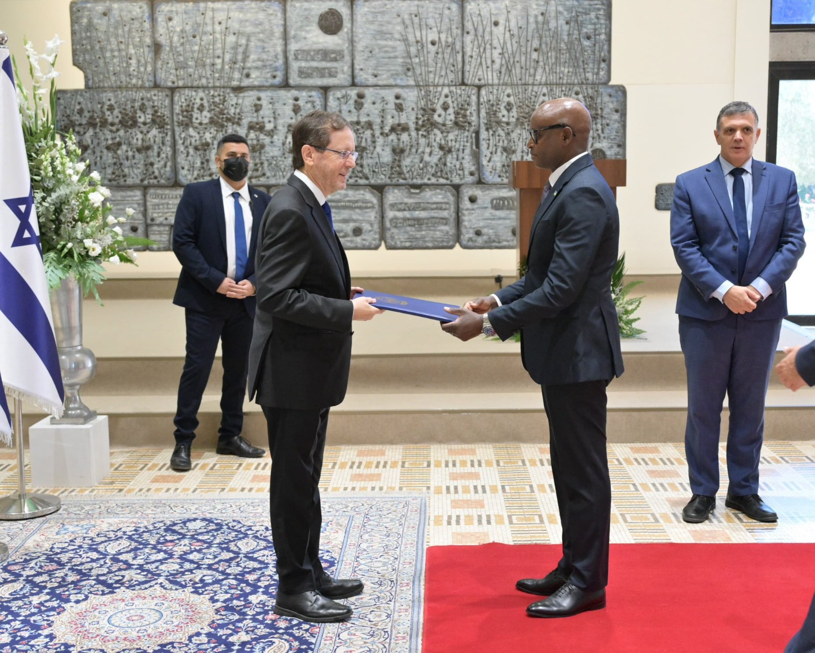 Amb. Maj.Gen.(Rtd) Bayingana yatanze impapuro zimwemerera guhagararira u Rwanda muri Israel&nbsp;