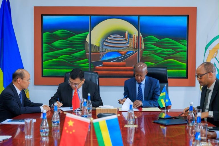 U Rwanda n’u Bushinwa byasinyanye amasezerano yo guteza imbere ubwikorezi bwo mu kirere