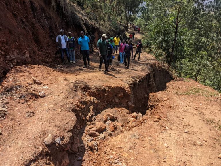 Rusizi: Baratabariza umuhanda ubahuza n’u Burundi ugiye gucikamo kabiri