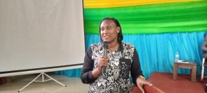Guverineri Kayitesi yanenze Imiryango ifasha abaturage ntibarenze umutaru