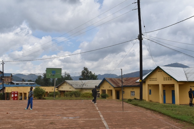 Ababonaga urumuri kuri Superefegitura barashimira Kagame wabakuye mu icuraburindi