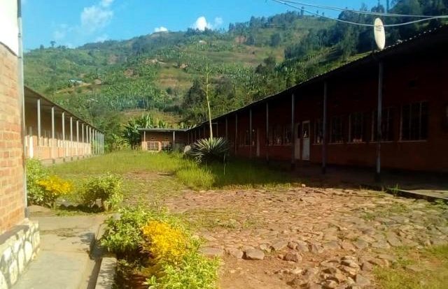 Gakenke: Bababazwa n’inyubako z’ishuri zimaze imyaka 16 zidakora