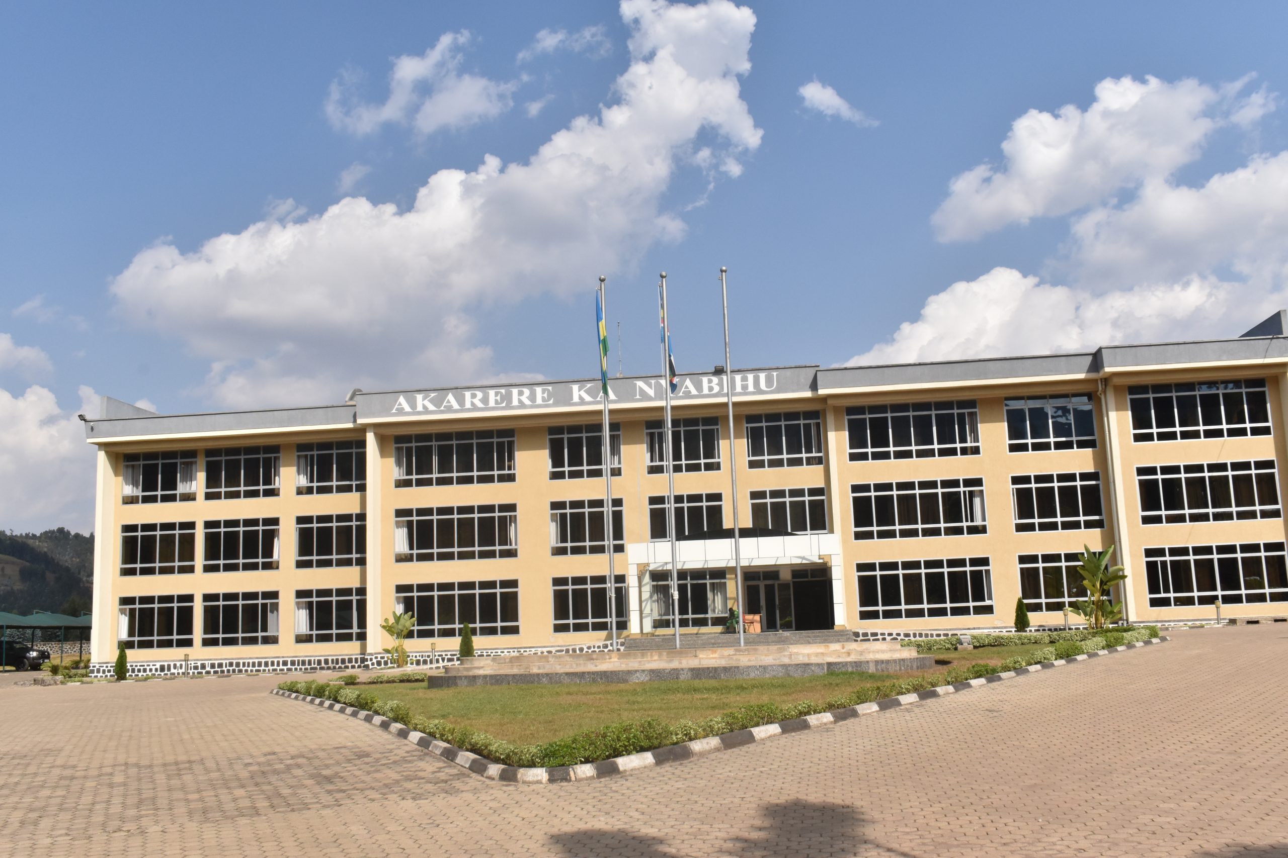 Nyabihu: Basubiye kubyarira mu ngo kubera amavuriro y’ingoboka bubakiwe afunze