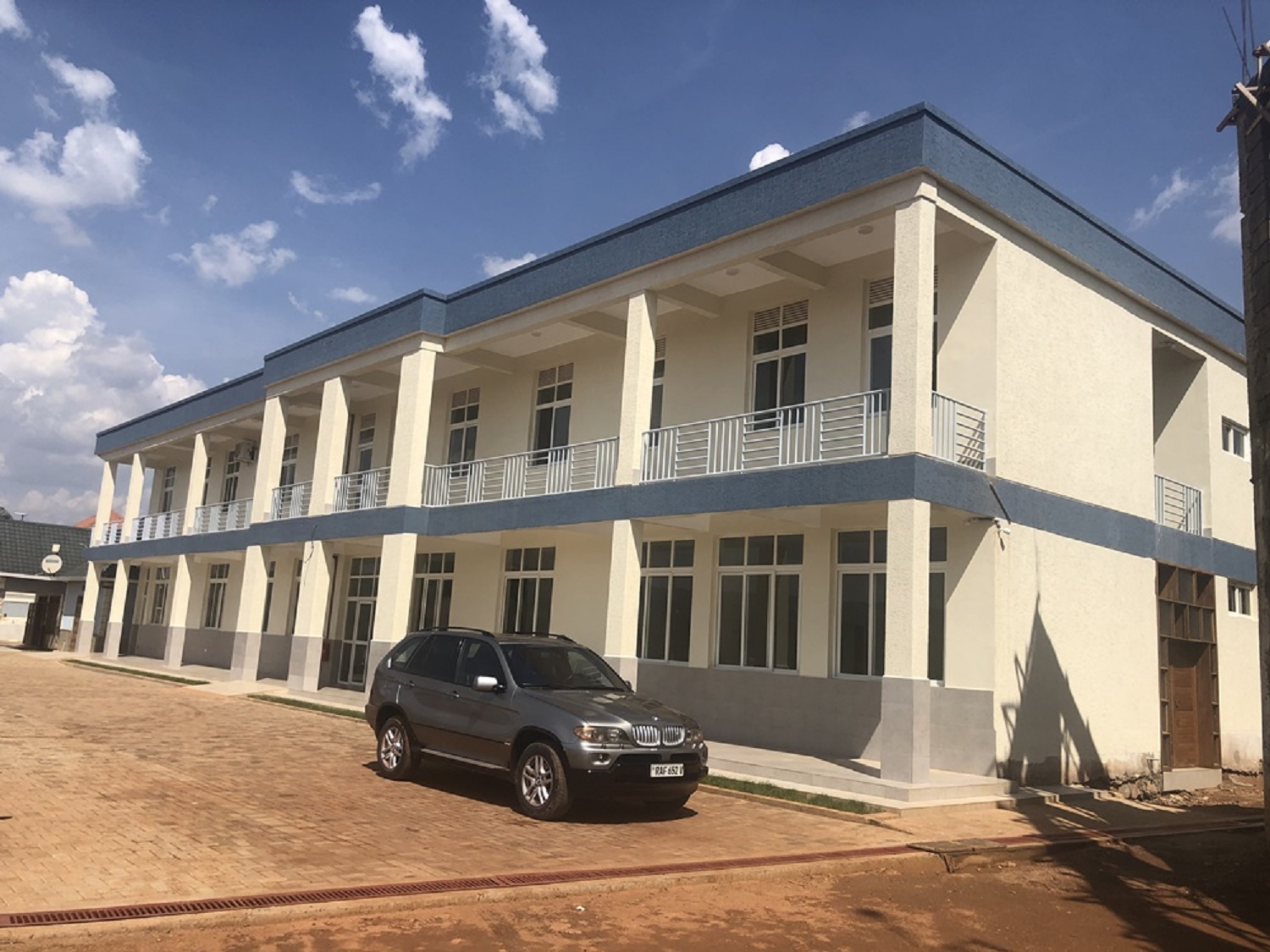 Uwubakiye abaturage ivuriro ry’asaga miliyari  arasaba Leta umuhanda
