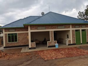 Nyamasheke: Inyubako yatumye urubyiruko rwitabira serivisi zirimo kwisiramuza