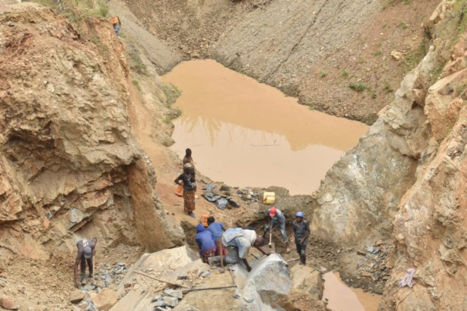 Musanze: Bacukura amabuye bakinjiriza abatabaha ibikoresho by’ubwirinzi